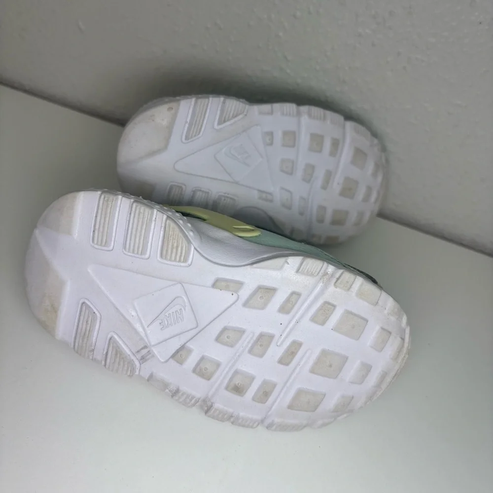 Nike Hurache Igloo Green size 5C Atheletic Casual Sneakers Streetwear